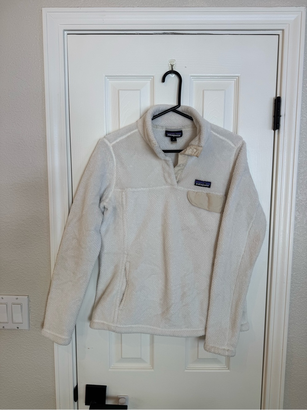 Patagonia Cream Fleece Pullover with Black Logo Tag - Picture 3 of 7